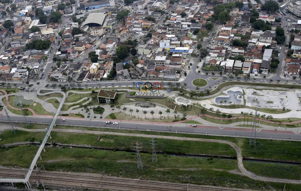 Gli anelli olimpici installati al Madureira Park dominano questa ripresa dall’alto (Reuters)